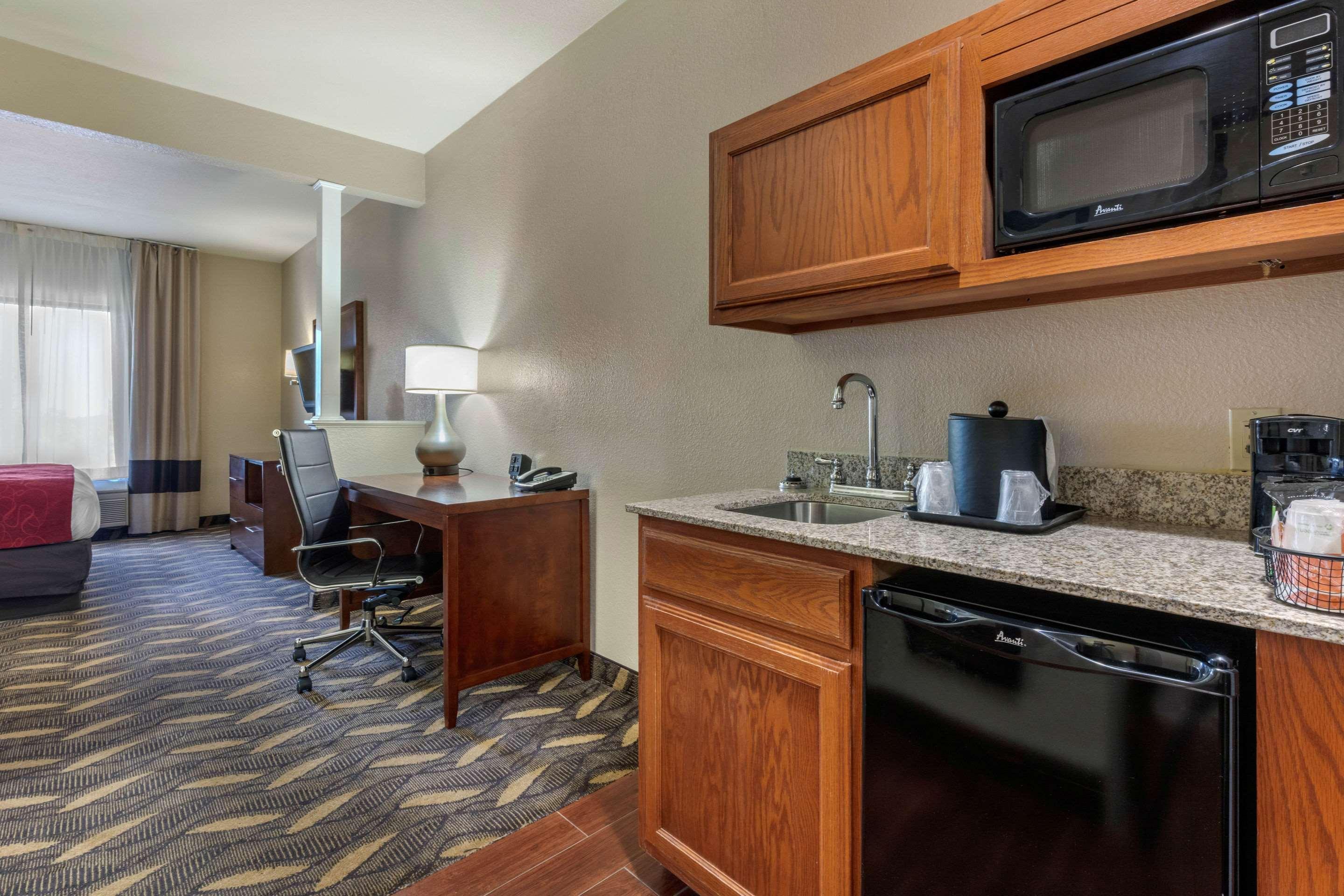רולה Comfort Suites מראה חיצוני תמונה