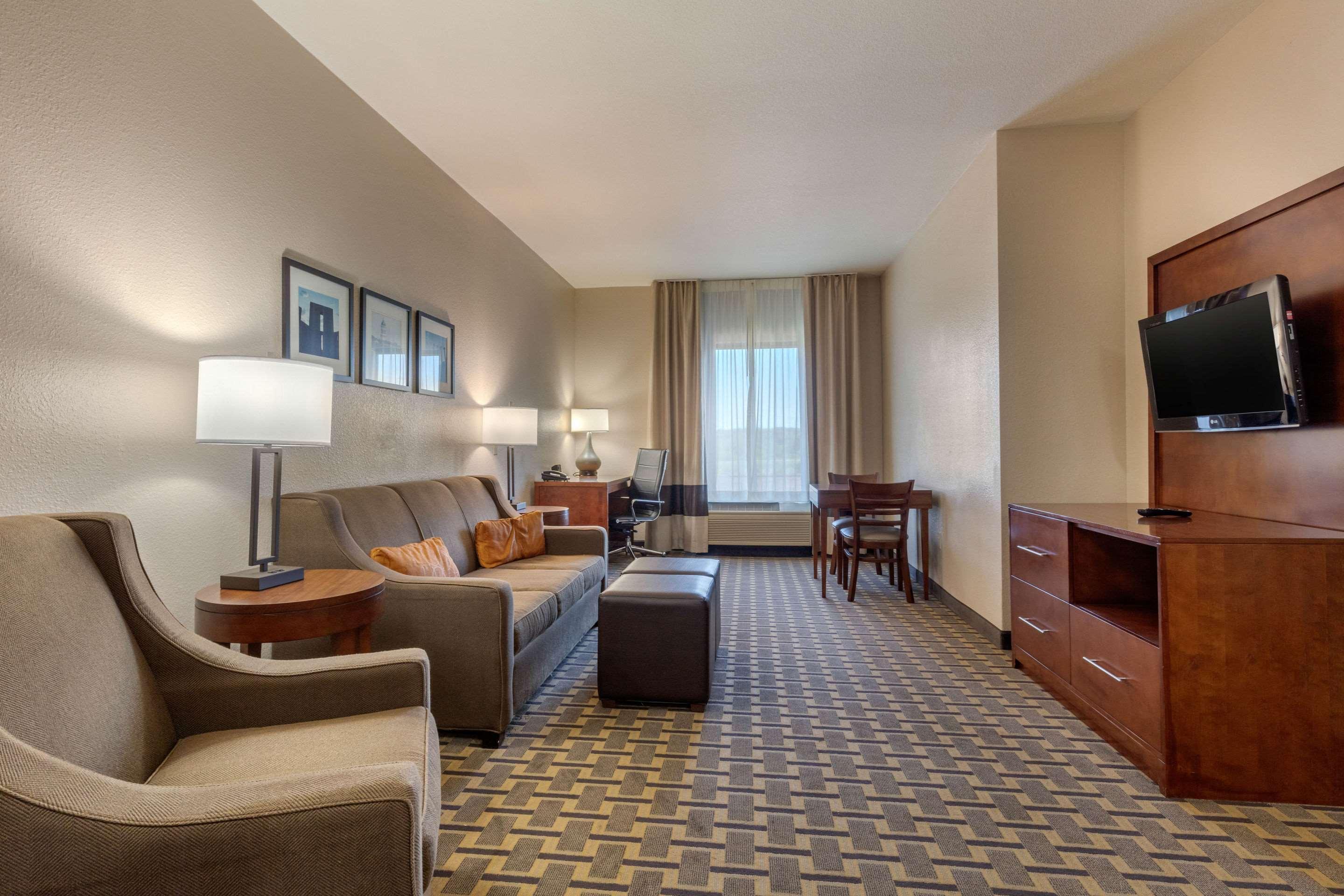 רולה Comfort Suites מראה חיצוני תמונה