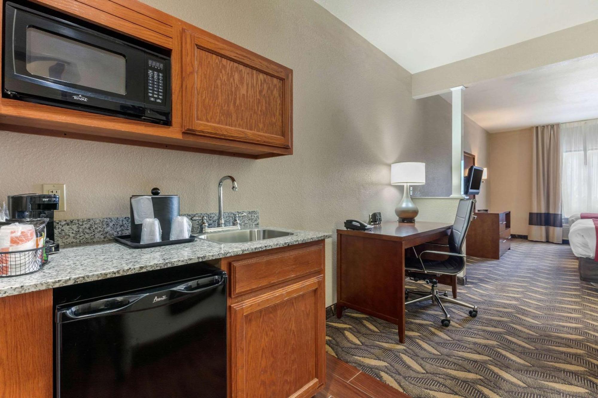 רולה Comfort Suites מראה חיצוני תמונה